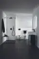 Moderne Waschtischarmatur in Silk Black, installiert in einem klar gestalteten Badezimmer mit minimalistischen Elementen von Ideal Standard.